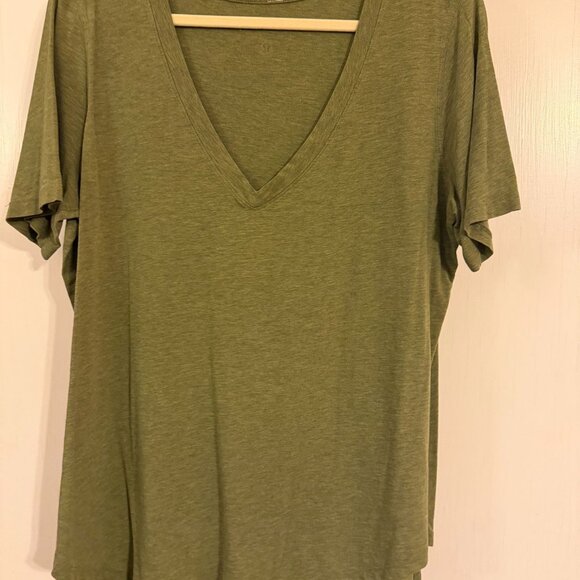 LULULEMON GREEN VNECK SHORT SLEEVE T SHIRT LOVE OLIVE GREEN SZ 12 - Picture 1 of 2